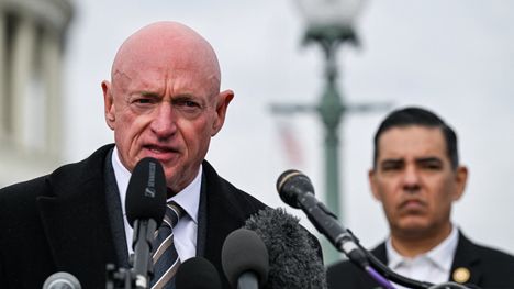 Mark Kelly on arizonalainen demokraattien senaattori, joka tunnetaan myös entisenä astronauttina.