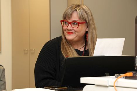 Terhi Niinikoski veti aluksi äänenavauksen oppilaille.