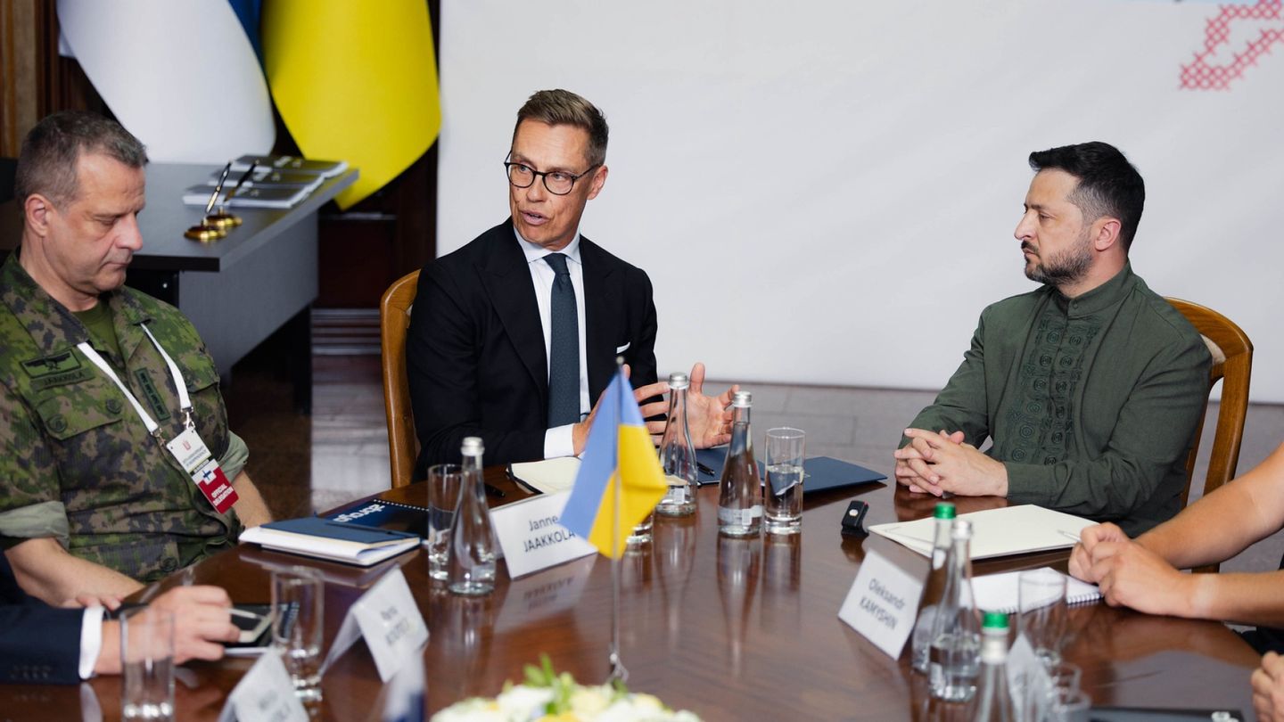 Kuvat: Stubb kuiskutteli Zelenskyin korvaan