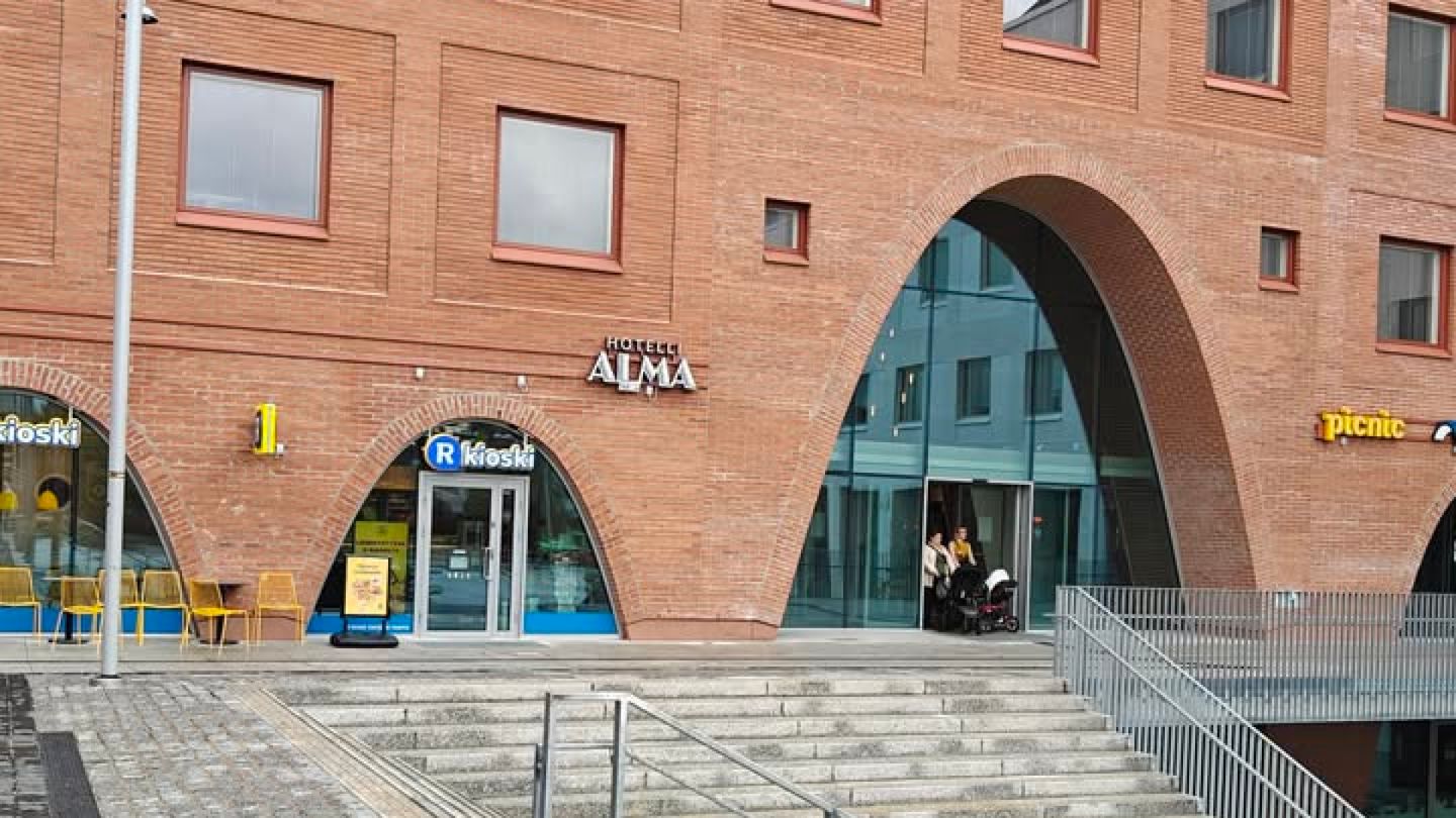 New Finnish Train Station Lacks Signs, Locals Use Crude Nickname for Entrance