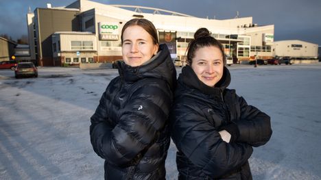 Nokialla nuorempana asunut Petra Nieminen (vas.) ja Jenni Hiirikoski ovat kaksi kuudesta Luulajan suomalaispelaajasta. Hiirikoski kertoo, että Ruotsissa arvostetaan suomalaisten työmoraalia ja asioihin tarttumista. Välillä joukkueessa tulee hyväntahtoista kuittia siitä, että suomea puhutaan liikaa.
