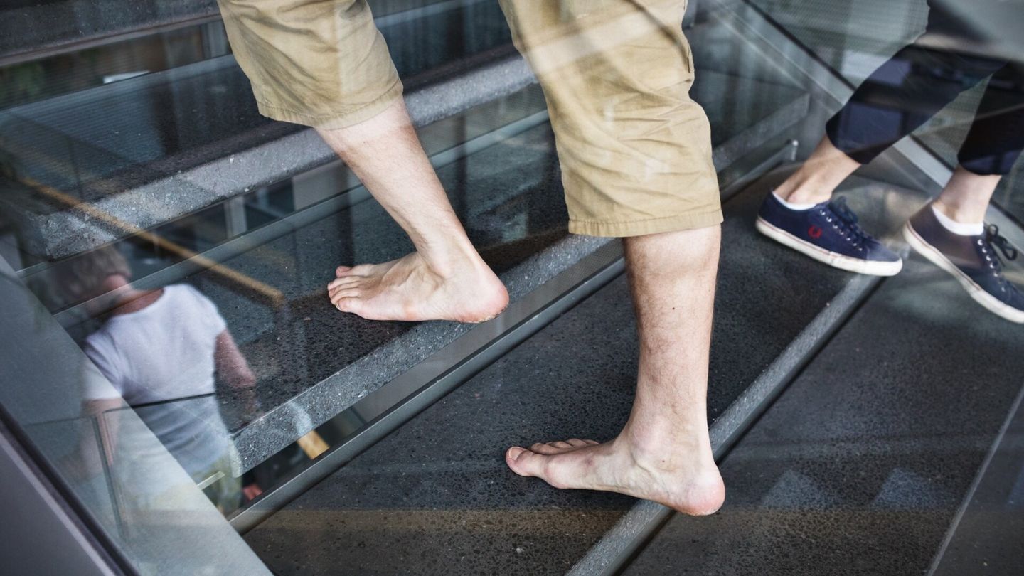 An expert recommends walking barefoot both at leisure and at work