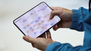 iPhone Duossa on 7,6 tuuman yhtenäinen näyttö, joka taittuu keskeltä kahtia.