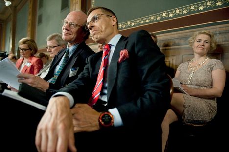 Jyrki Kataisen kuuden puolueen sixpack-hallitus saatiin kasaan keäkuussa 2011. Kokoomusherrat Kimmo Sasi (vas.) ja Alexander Stubb seurasivat puheenjohtajien tiedotustilaisuutta takarivissä.