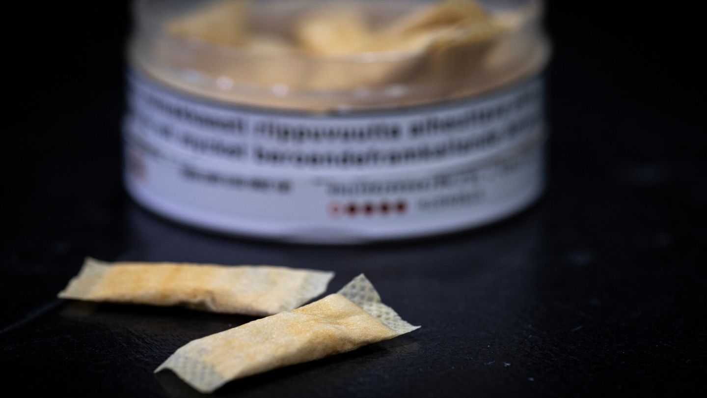 The 16-year-old ordered so strong nicotine bags that their toxicity is warned by the skull
