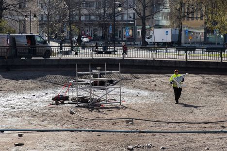 Dilemma-veistoksen pystytys alkoi torstaiaamuna.