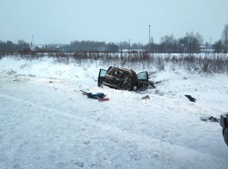 Tila-auto ajautui törmäyksen voimasta ojaan.