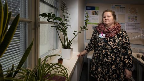 ”Alan vaihto ei ollut minulle hetken mielijohde”, sanoo osastonhoitaja Kaisa Mikkola. Pitkäniemen sairaala ei saa nopeasti ketään hänen tilalleen, sillä esihenkilön tehtäviin ei nykyoloissa ole halukkuutta. Kuva on otettu Mikkolan työhuoneessa Pitkäniemen kymppirakennuksessa.