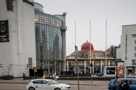 Helsingin juutalaisen seurakunnan naapurustossa Kampissa sijaitsee Radisson Blu -hotelli sekä asuinrakennuksia.
