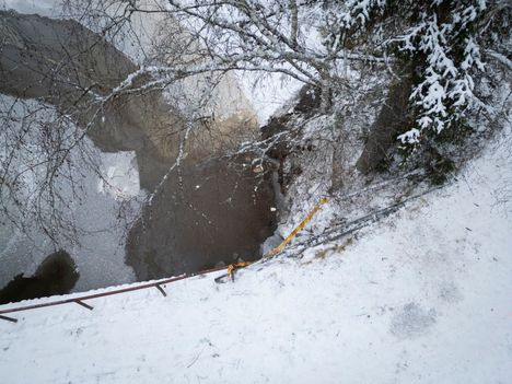 Auto suistui Tulvatieltä Luhtajokeen sisäkaarteen puolelle.