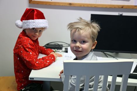 Hugo, 5 (vasemmalla) ja Reima, 5, olivat ulkoilemassa päiväkodin pihassa Nokialla, kun taivaalle alkoi kertyä savua.