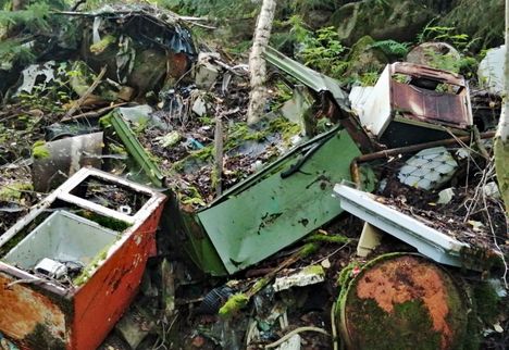 Tottijärven vanhan kaatopaikan toiminta päättyi vuonna 1987. Aluetta ei ole puhdistettu, ja tältä siellä näyttää nykyään.