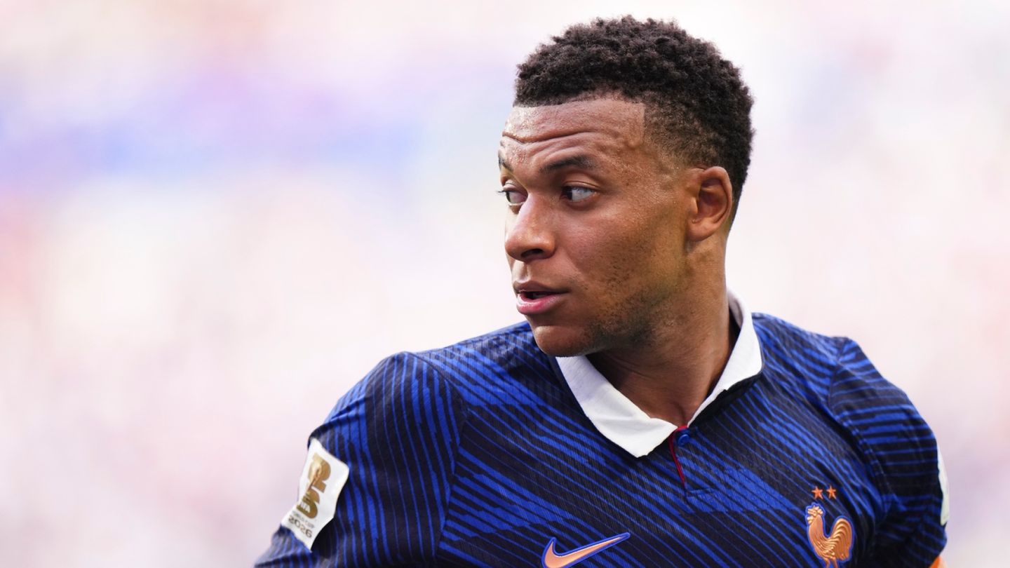 Kylian Mbappé laughed at France's fiasco, experts question behavior: 'Very strange'