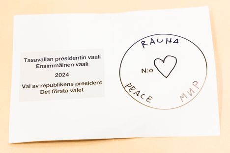 Tämä äänestäjä antaa tukensa rauhalle kolmella kielellä.
