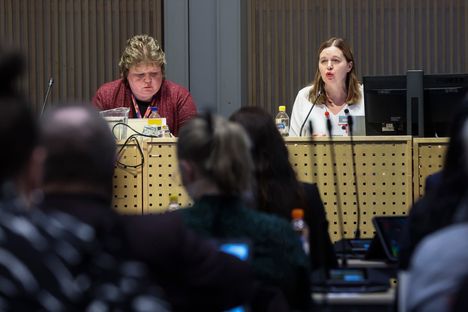 Aluevaltuuston puheenjohtaja Johanna Loukaskorpi (sd, kuvassa oikealla) kirjoittaa vastauksessaan Sanoman kyselyyn, että aluevaltuusto on kokenut vaikuttamismahdollisuutensa liian ohueksi. Sen päätäntävaltaa tarkastellaan nyt demokratiarakenteen ohjausryhmässä ja työpajoissa.