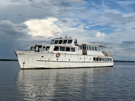 Sunnuntaina 21.7. M/S Tampere oli ankkurissa Vanajavedellä lähellä Ritvalaa, keskellä Variskutterin, Selkäsaarten, Mäntysaaren ja Kukkarokiven muodostamaa neliötä.