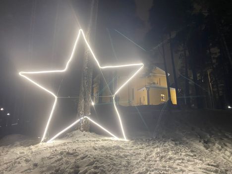 Kengänjäljistä päätellen tähteä olivat kuvanneet monen ikäiset - tai ainakin kokoiset - kirkossakävijät.