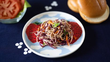 Makean hapokas aasialainen coleslaw on täydellinen kaveri esimerkiksi hampurilaiselle.