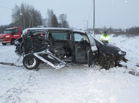 Perheenäidin auto vaurioitui pahasti.