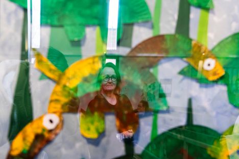 ”Vuoreksen 3–6-vuotiaat kerholaiset ovat värittäneet ja leikanneet viivoja pitkin dinosaurukset teokseen Dinosaurukset menossa syömään jäätelöä”, kertoo lastenohjaaja Minna Maunu.