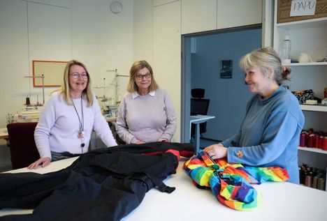 Nokian Väliaseman toiminta on käynnistynyt täydellä teholla uusissa tiloissa Koto-Kavolissa. Väliaseman toiminnanjohtaja Anne Suomala ja yksilöohjaaja Sirpa Laurila sekä ompelija Annika Glasberg mallailevat vetoketjun vaihtoa lastenhaalariin.
