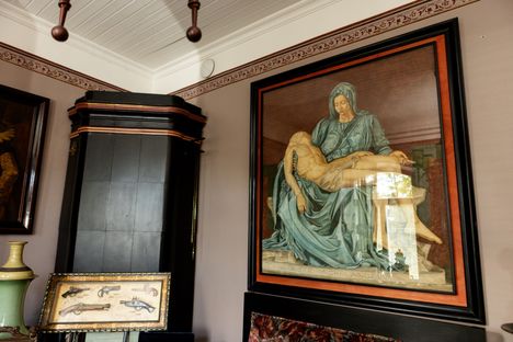 Klassinen Pieta-asetelma maalauksessa löytyy myös Aaltosen kotoa.