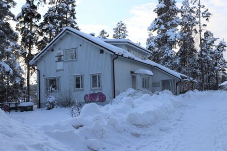 Koskenmäen vanhan päiväkodin tilalle rakennetaan tulevaisuudessa asuntoja, jos kaavamuutos etenee suunnitellusti. Päiväkodin pihapiirissä on kaksi rakennusta: vanha puurakennus ja punatiilinen rakennus. Kuvassa näkyvässä rakennuksessa on toiminut muun muassa varakoti Perhonen.