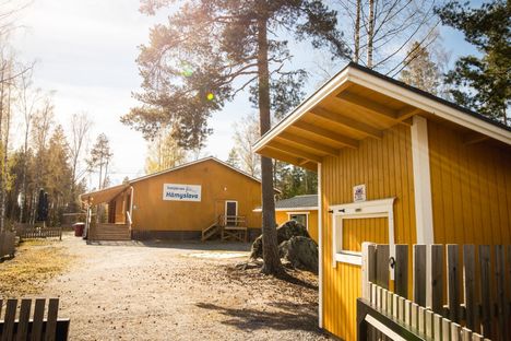 Hämyslavan perinteikäs tanssilava sijaitsee Tottijärvellä Nokialla. Kuva on otettu toukokuussa 2023.