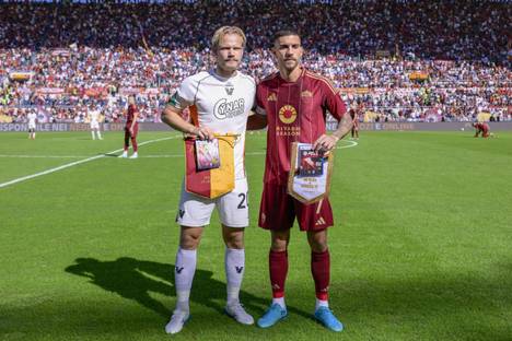 Captains in a group photo. Venezia's Joel Pohjanpalo (left) and Rome's Lorenzo Pellegrini pose before the league match between the teams in Rome on September 30.