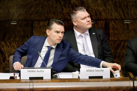 Puolustusvaliokunnan puheenjohtaja Heikki Autto (kok) ja varapuheenjohtaja Mikko Savola (kesk) keskiviikkona eduskunnassa.
