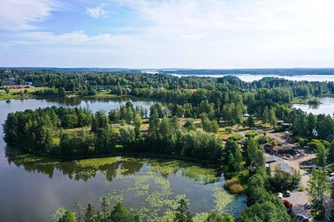 Viinikanniemi on entinen leirintäalue. Nyt sieltä myydään omarantaisia omakotitontteja.
