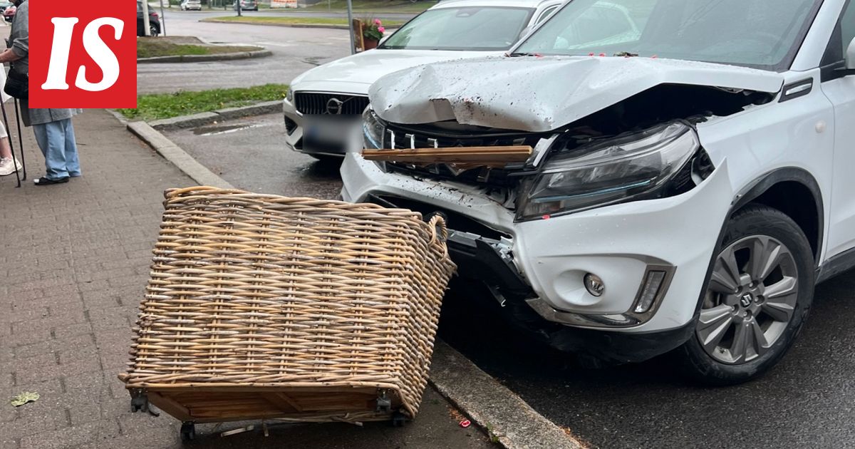 Auto ajoi hautaus­toimiston ikkunasta läpi – ”Oli kuin elokuvissa”