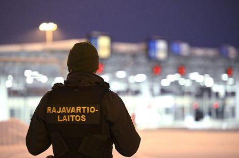 Rajavartija Vaalimaan rajanylityspaikalla 14. joulukuuta. 