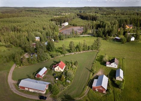 Retired farmer Oiva Berg's yard is less than half a kilometer for the Bison fence. In the sky, Russia is transferred. It is four kilometers close to the distance.