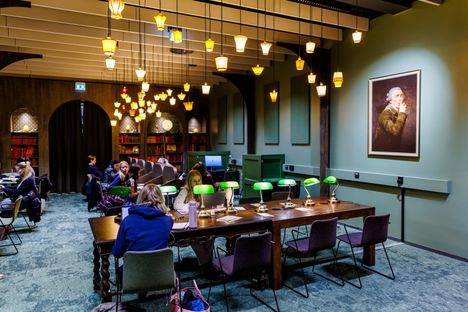 저택 같은 분위기의 조용한 공간은 두 부분으로 나누어져 있습니다. 그림에 표시된 부분은 작업용으로 설계되었습니다.