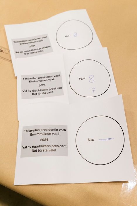 Jos äänestyslipussa lukee kaksi numeroa, äänestäjän tahto ei käy ilmi.