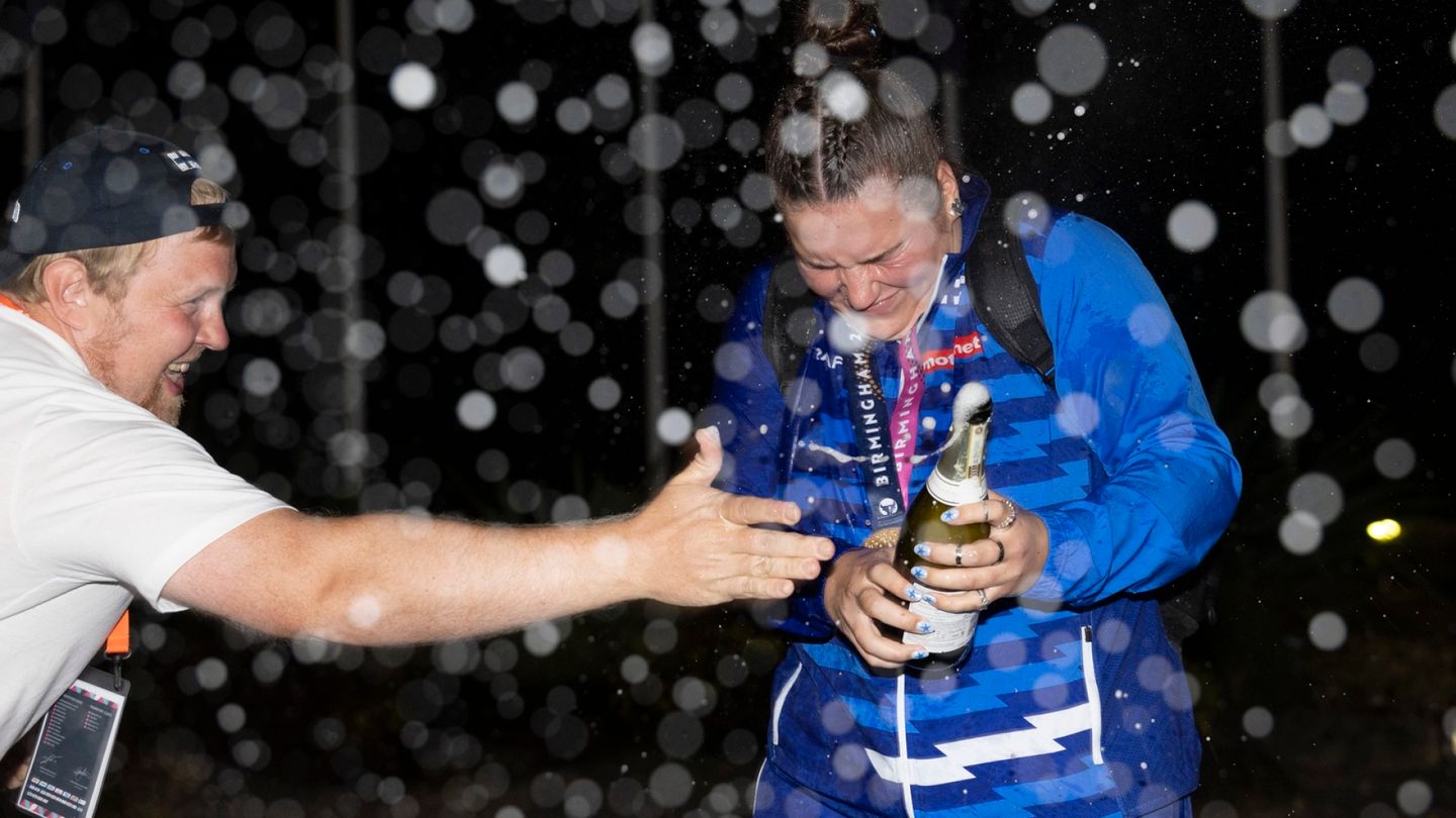 European Athletics: Silja Kosonen surprised by teammates' welcome at hotel