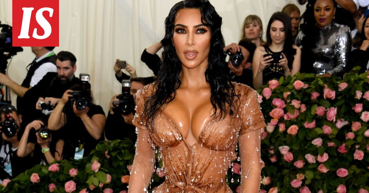 Suhdejulkistus? Kim Kardashian ja F1-tähti yhdessä Super Bowlissa