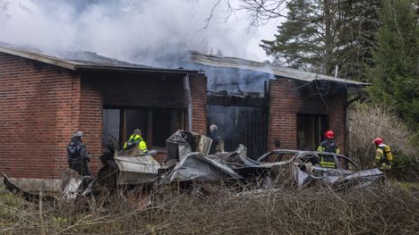 Poliisi ja pelastuslaitos omakotitalon tulipalopaikalla Savonlinnassa itsenäisyyspäivänä.