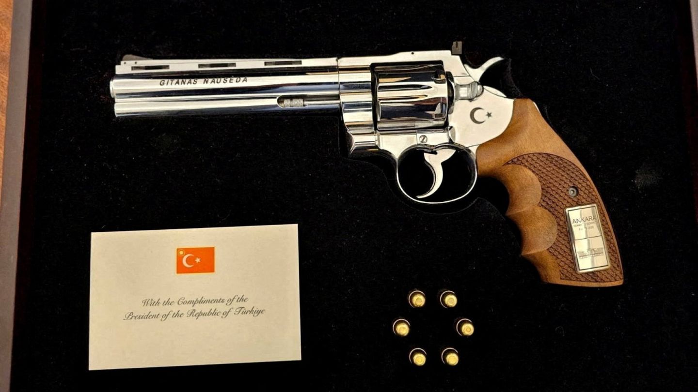 Finnish President Stubb wishes to museum-gifted NATO summit revolver