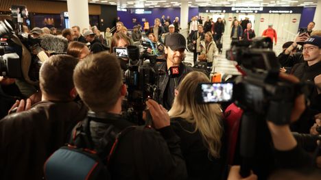 Lentoasemalla oli runsaasti väkeä vastassa, kun Pete Parkkonen saapui Wienistä kotiin.