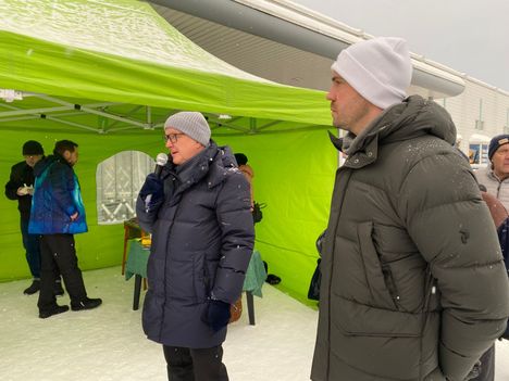 Olli Rehn sai Nokialla vieraillessaan vastattavakseen kysymyksiä, joita keskustan pirkanmaalainen kansanedustaja Jouni Ovaska presidenttiehdokkaalle esitti. Toki myös yleisö pääsi tenttaamaan ehdokasta. Venäjästä Rehn totesi yleisölle, että ”meillä on sama raideleveys, mutta eri arvopohja”.