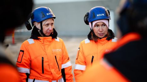 Liudmyla Hordiienko (vas.) ja Mariia Onyschenko harjoittelevat Suomessa marraskuun ajan, millaisella tekniikalla purkutöitä kannattaa tehdä. 