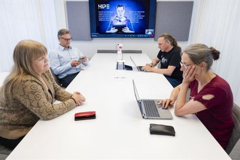 Hankkeen jäsenet demoavat, kuinka laitteet ovat kaapanneet kokouksen osallistujien huomion.  Vasemmalta Sari Peltonen, Andy Nolan, Pasi Takala ja Johanna Kuusisto. 
