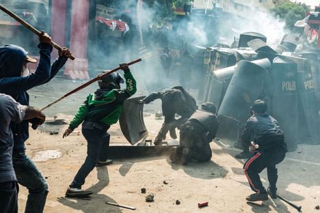Mielenosoittajat ottivat yhteen mellakkapoliisin kanssa kyynelkaasupilvien keskellä Jakartassa viime perjantaina.