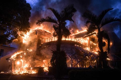 Indonesian parlamentin vierastalo paloi Bandungin kaupungissa Jaavan saarella perjantaina.