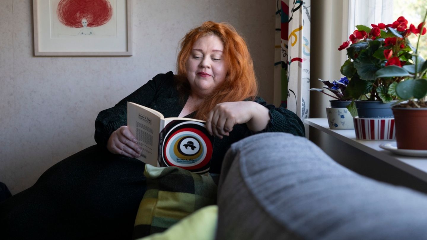 Kirjat | Iiu Susiraja on maailmankuulu kuvataiteilija, joka oppi runoista, ettei kaikkea itsestä tarvitse kertoa