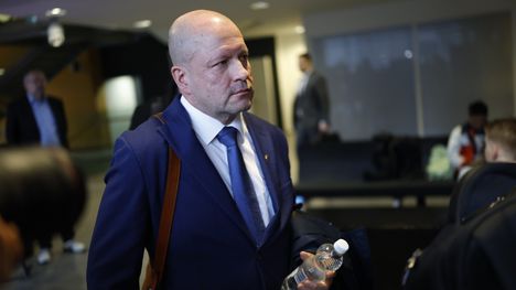 Kansanedustaja Timo Vornanen saapui käräjille vastaamaan syytteisiin, jotka liittyivät Bar Ihkun edustalla tapahtuneeseen välikohtaukseen.