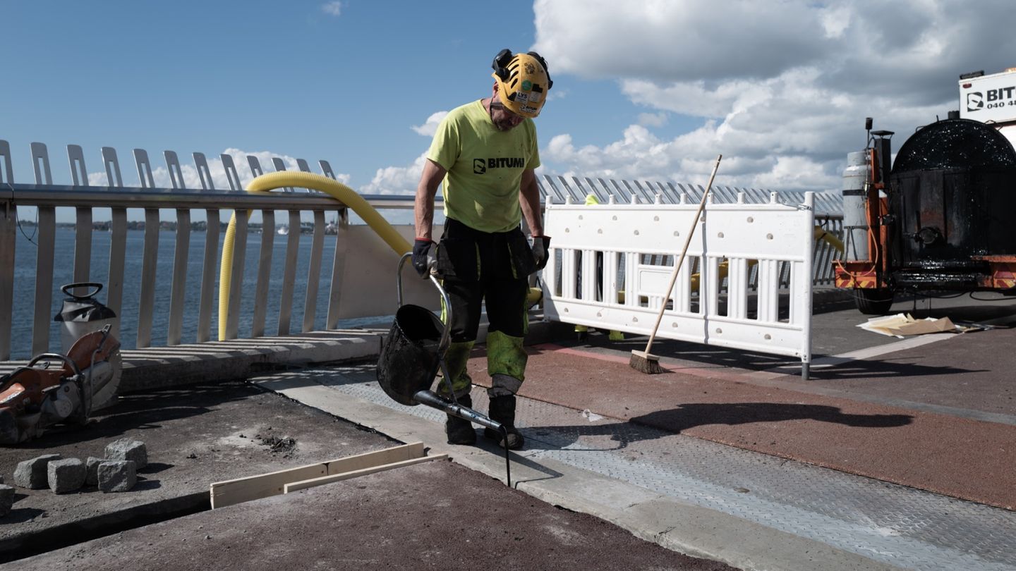 Helsinki bridge expansion joints repaired after cyclist accident