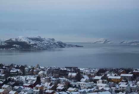 Kuvankaunis Kirkkoniemi sijaitsee Finnmarkin läänissä Pohjois-Norjassa noin kahdeksan kilomertin päässä Venäjän rajalta. 